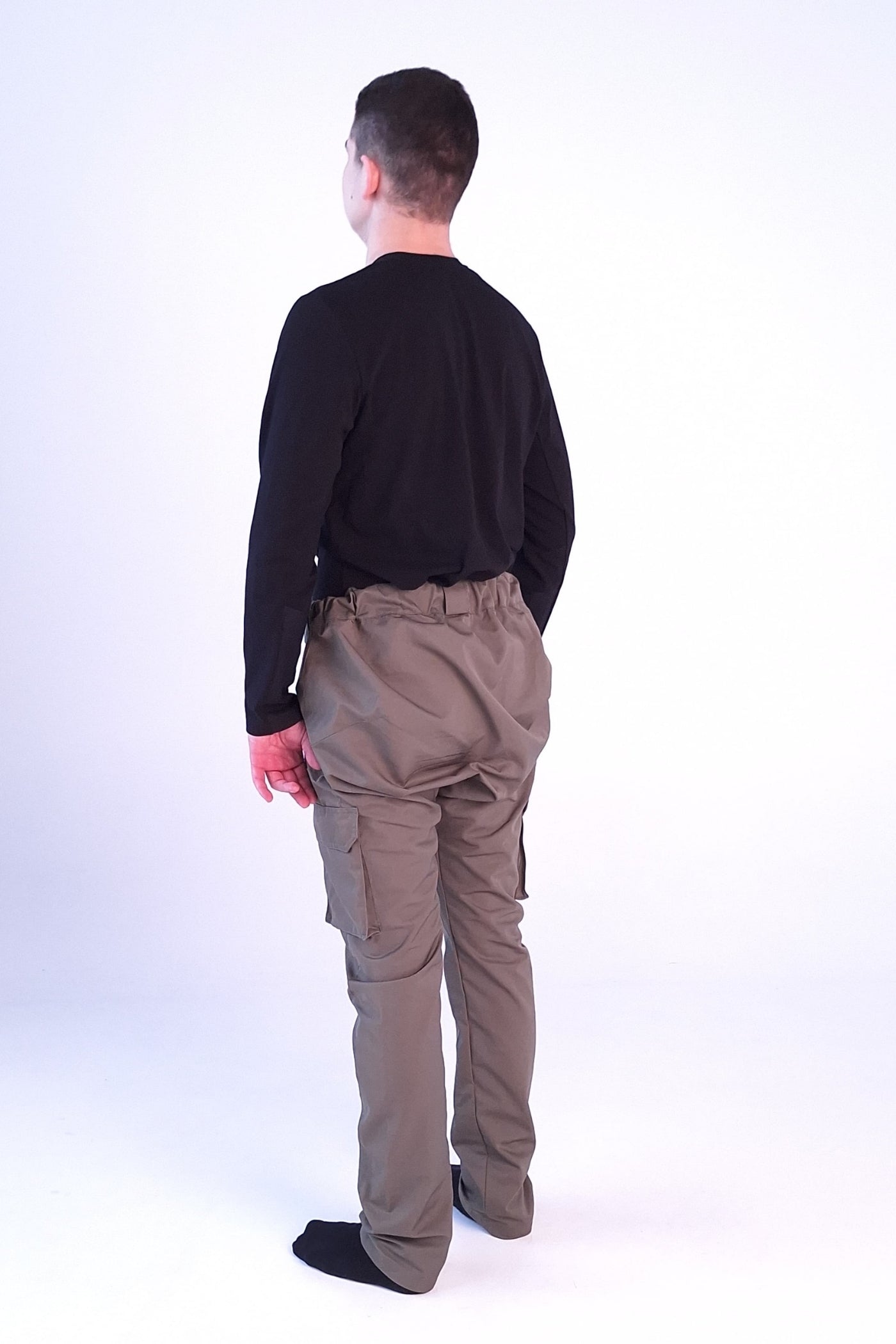 Men's cargo pants with side pockets, wheelchair adapted, army green