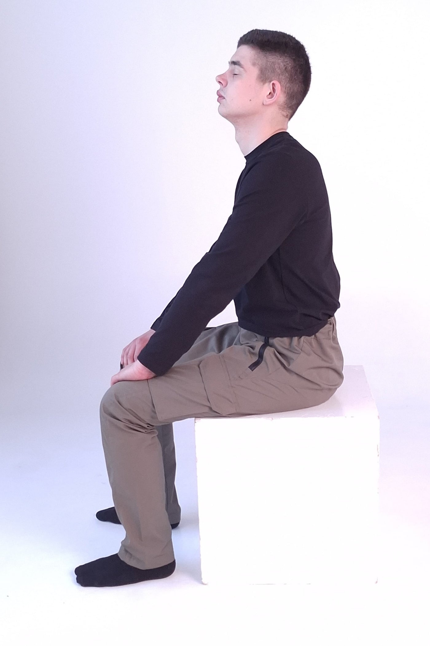 Men's cargo pants with side pockets, wheelchair adapted, army green