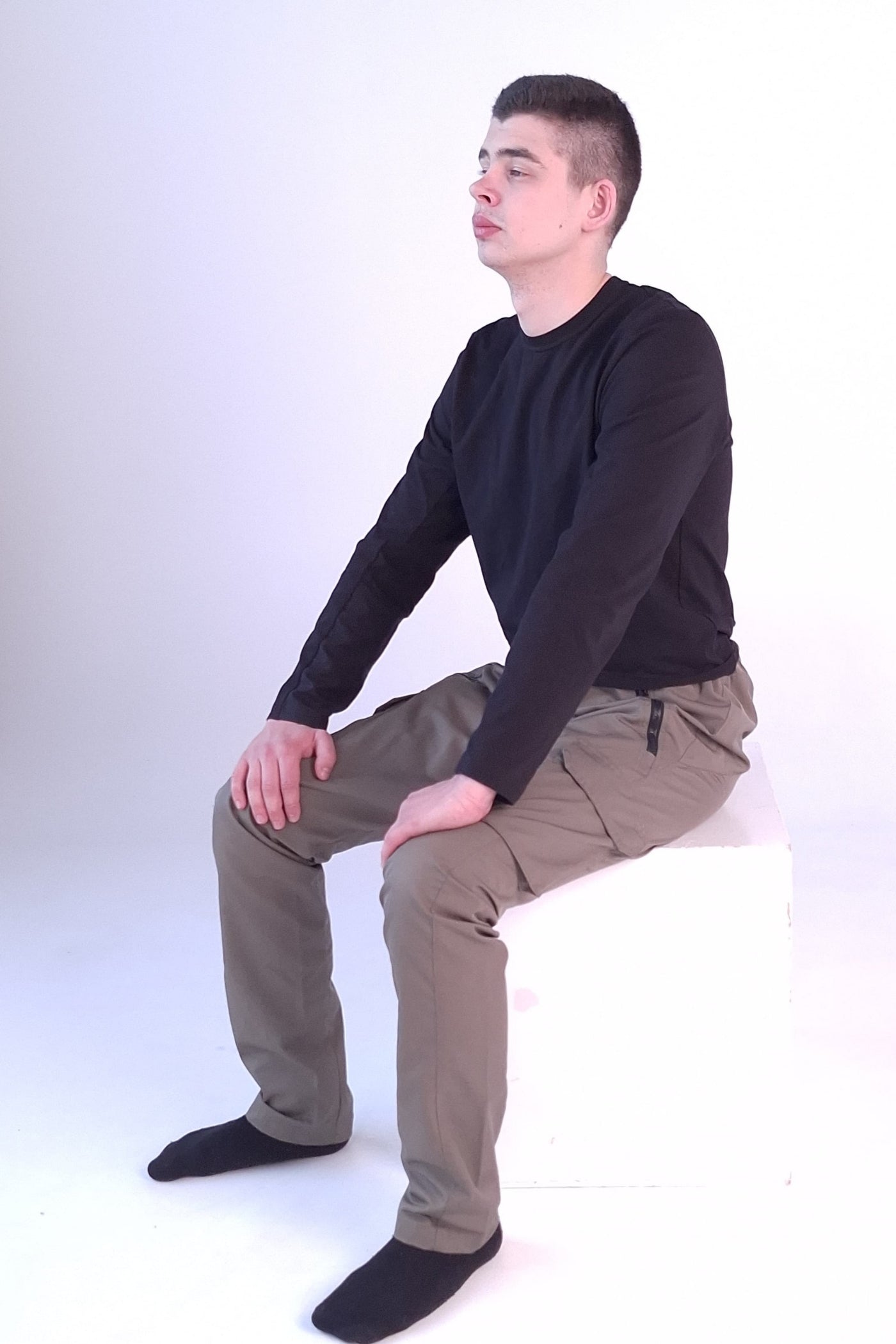 Men's cargo pants with side pockets, wheelchair adapted, army green