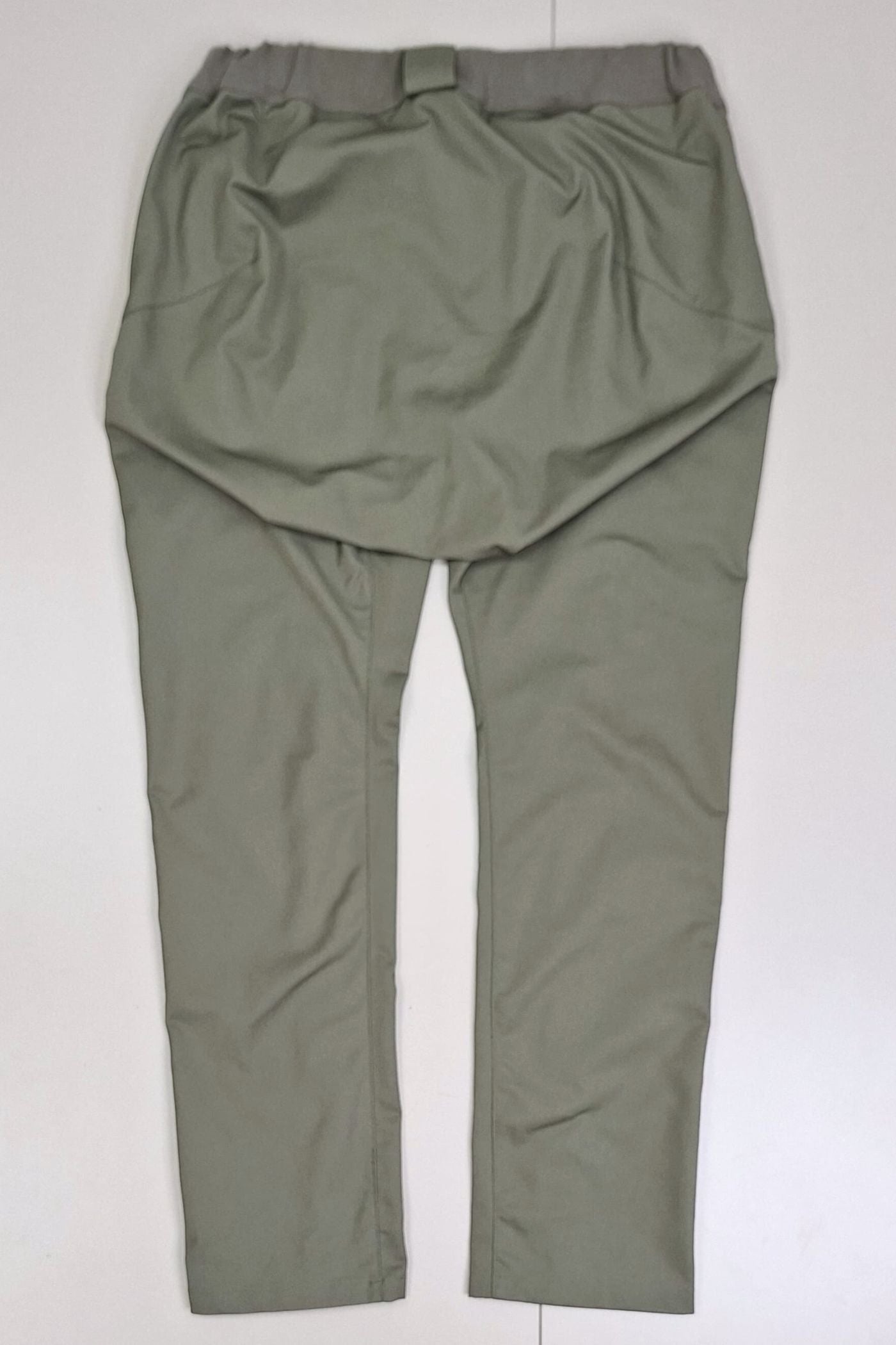 Men's wheelchair adaptive trousers for assisted dressing
