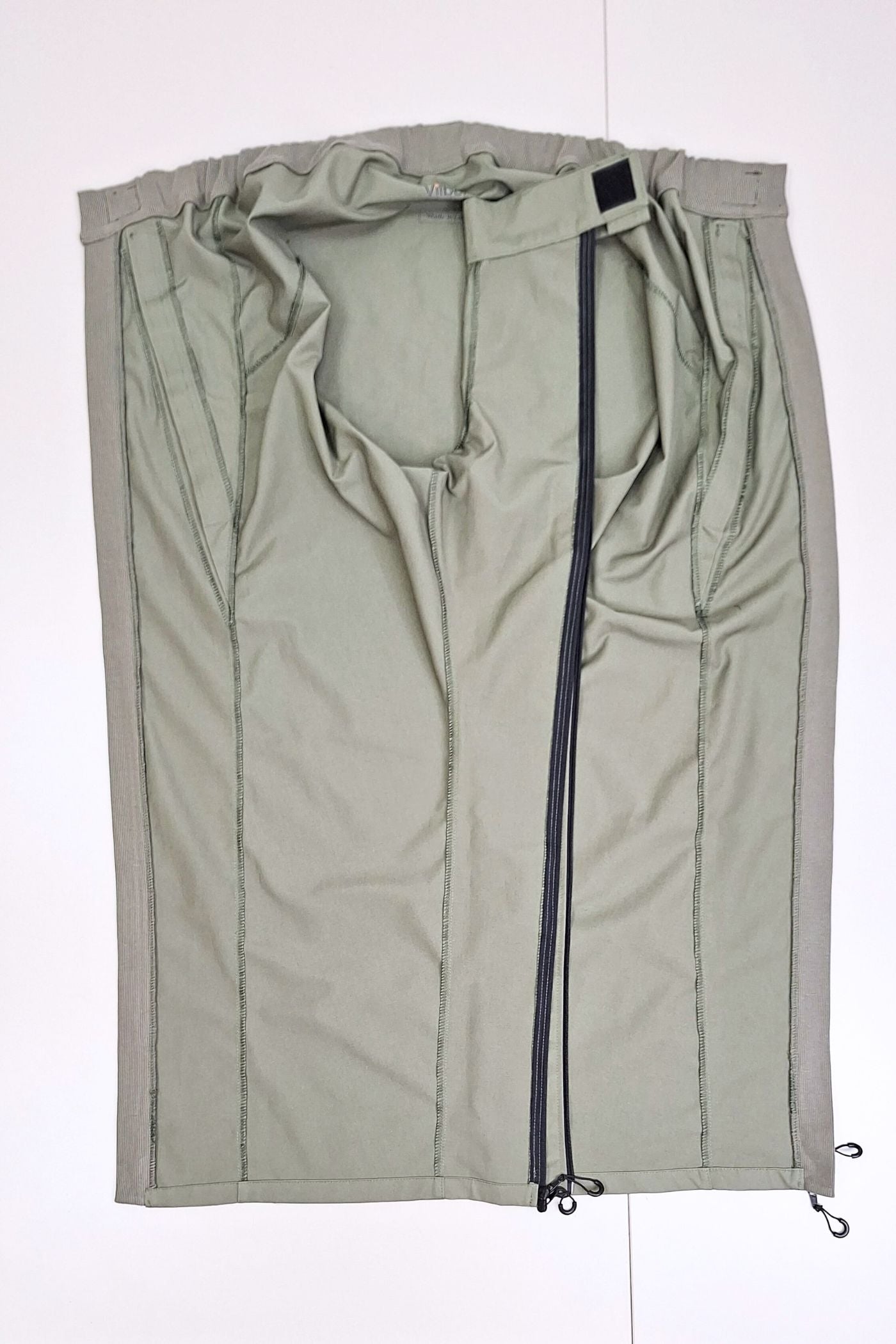 Men's wheelchair adaptive trousers for assisted dressing