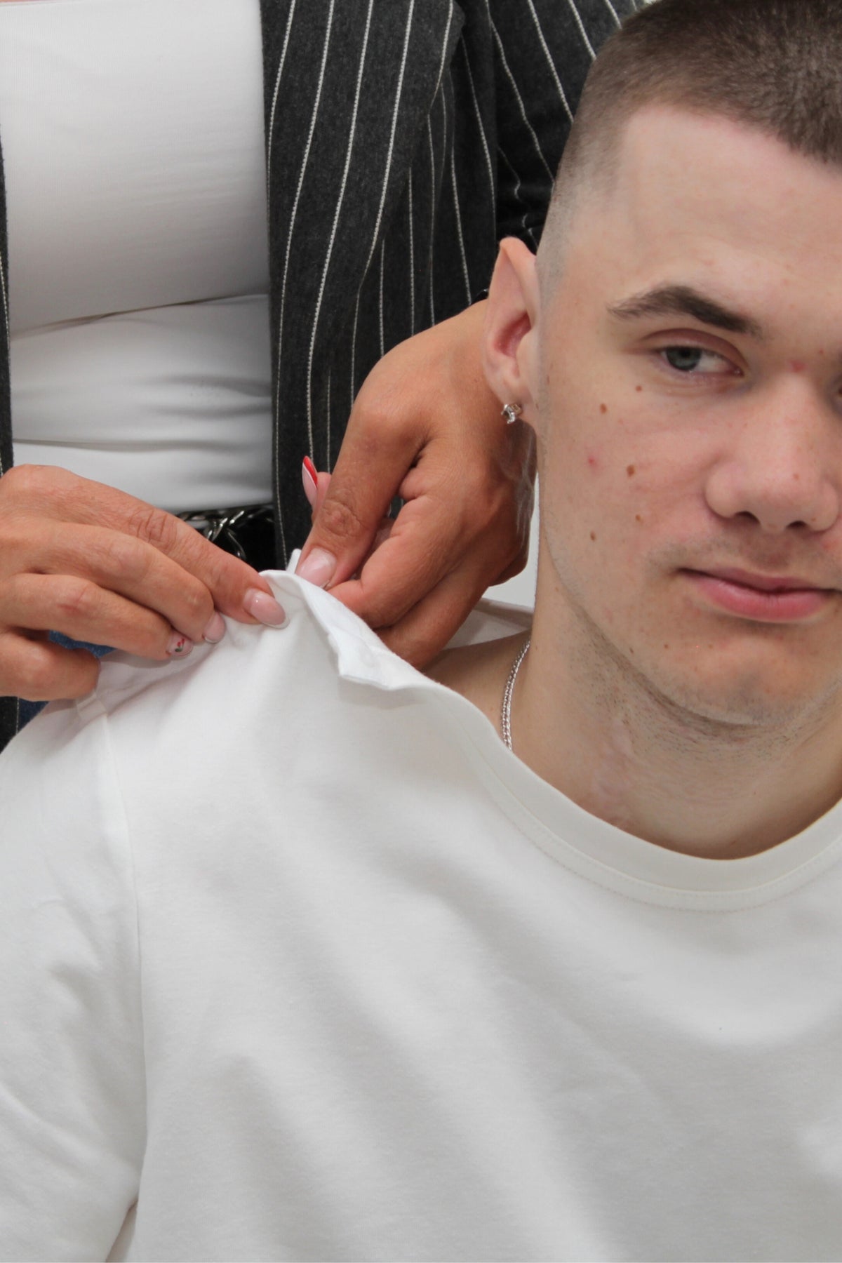 Men's wheelchair adaptive T-shirt with openable shoulders | Assisted dressing