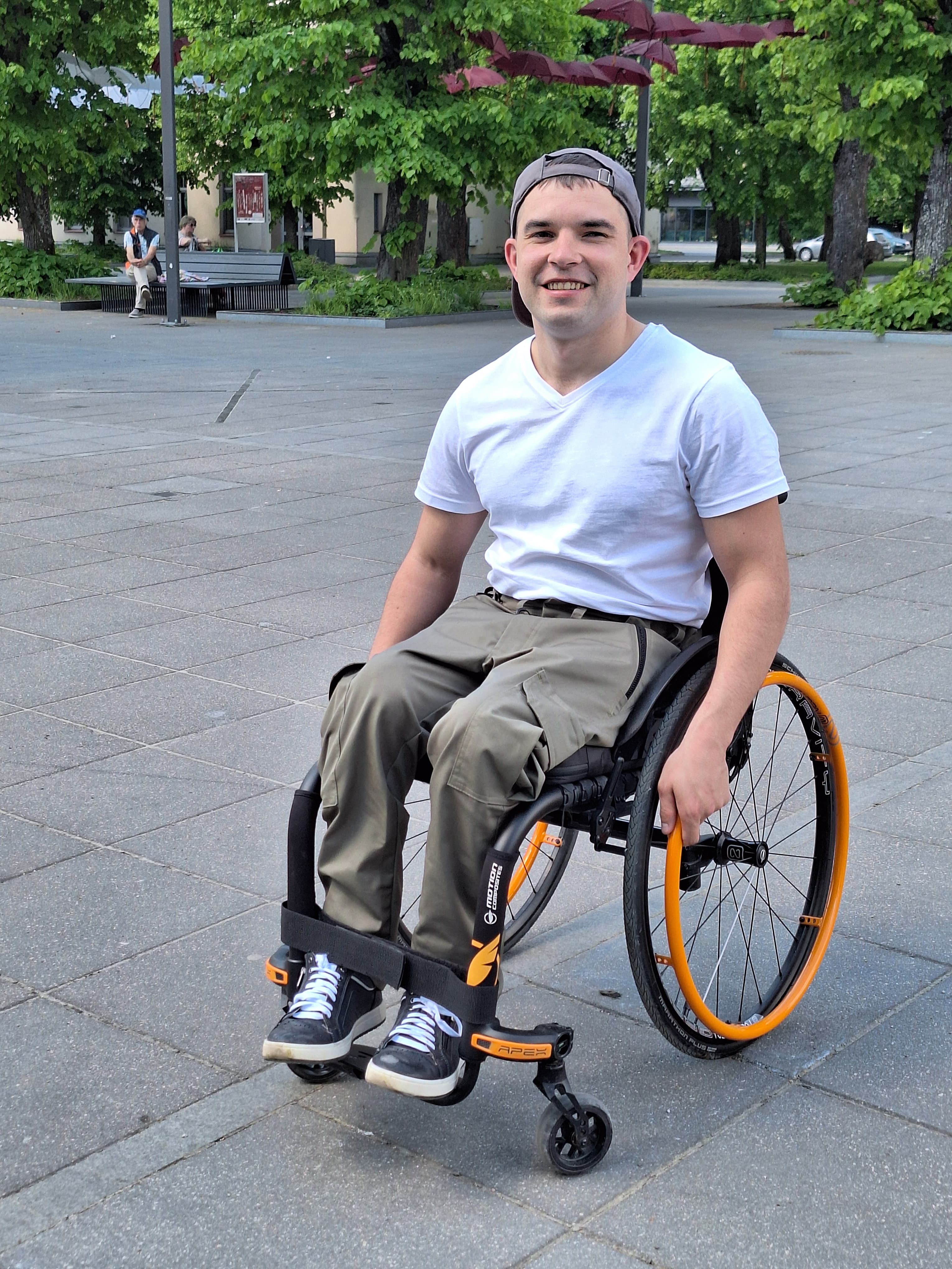 Men's cargo pants with side pockets, wheelchair adapted, army green