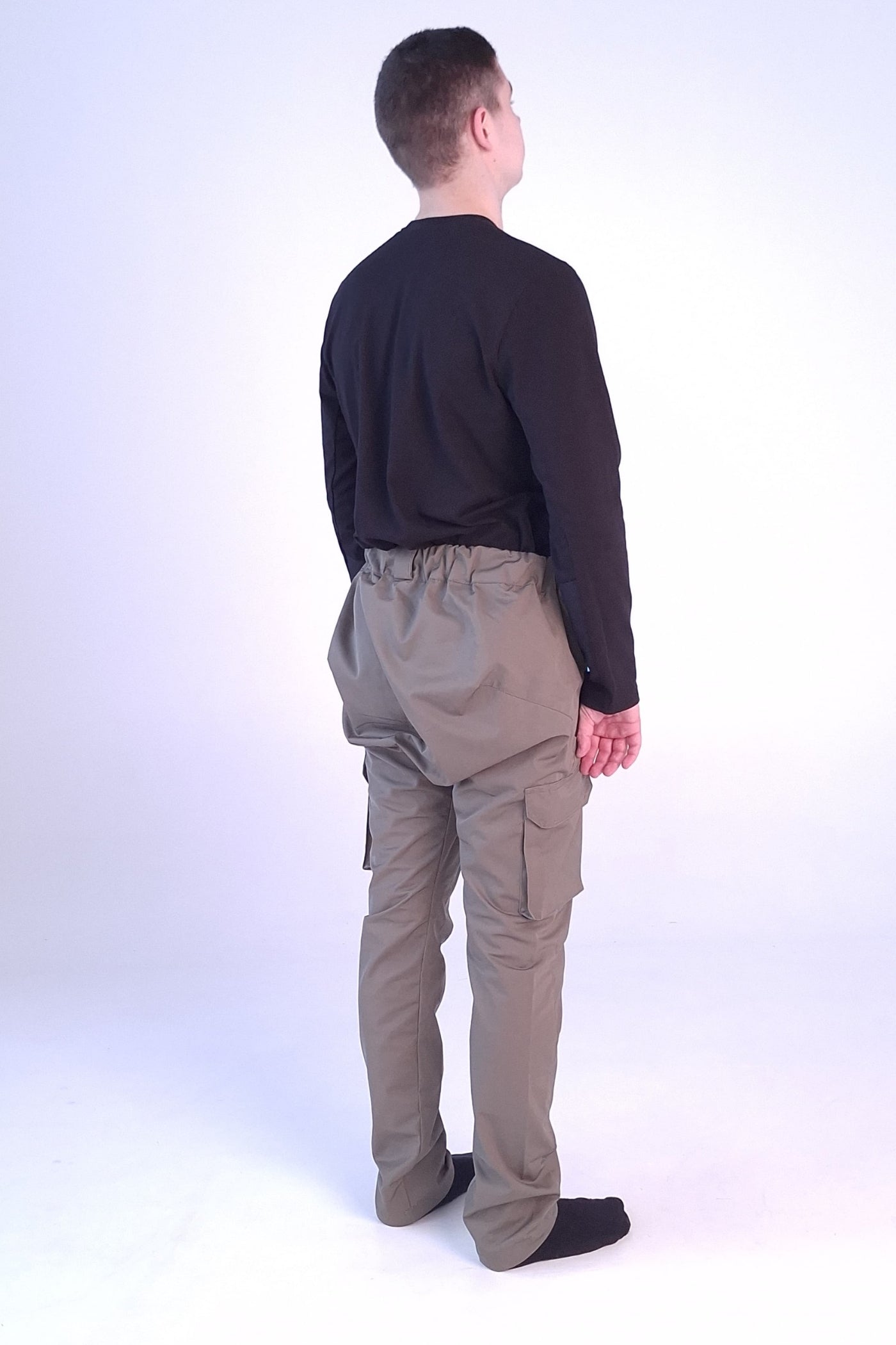 Men's cargo pants with side pockets, wheelchair adapted, army green