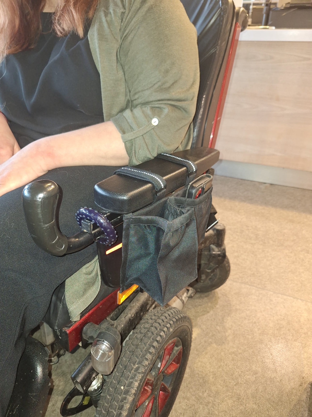 Roze armleuningtas voor elektrische rolstoel - bekerhouder