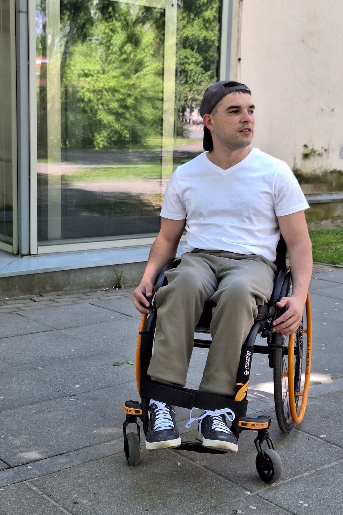 Sweatpants wheelchair adapted army green