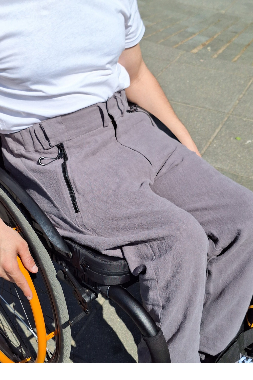 Heren zomerbroek voor rolstoelgebruikers met adaptieve drop-down voorkant van huidvriendelijk ramie.