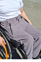 Heren zomerbroek voor rolstoelgebruikers met adaptieve drop-down voorkant van huidvriendelijk ramie.