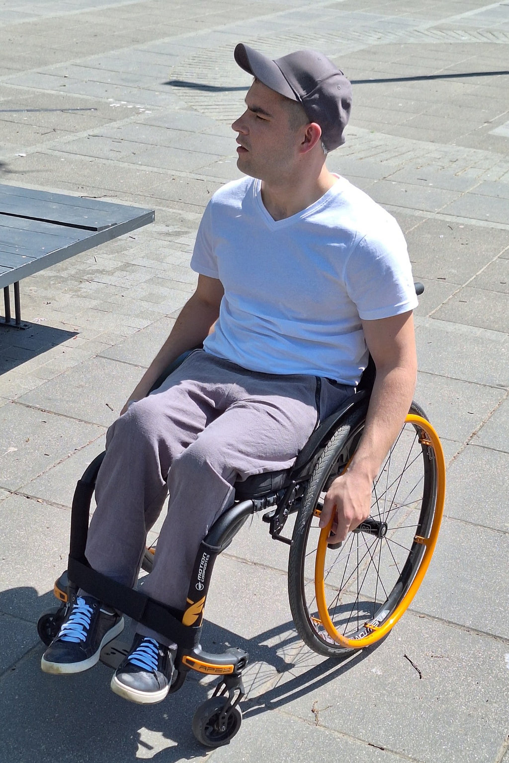 Heren zomerbroek voor rolstoelgebruikers met adaptieve drop-down voorkant van huidvriendelijk ramie.