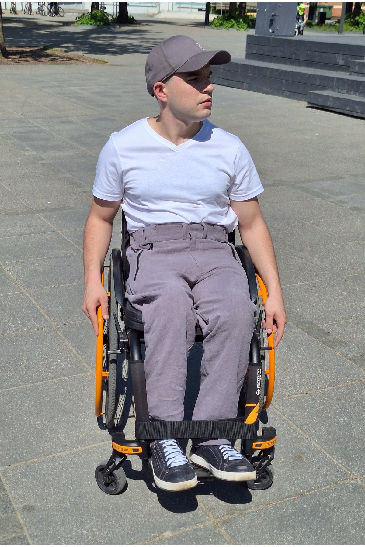 Heren zomerbroek voor rolstoelgebruikers met adaptieve drop-down voorkant van huidvriendelijk ramie.