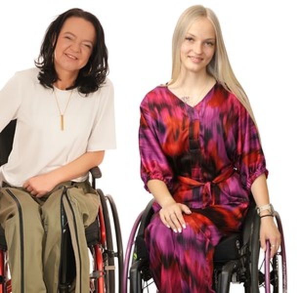 Twee rolstoelgebruikers in kleding van Vilber's